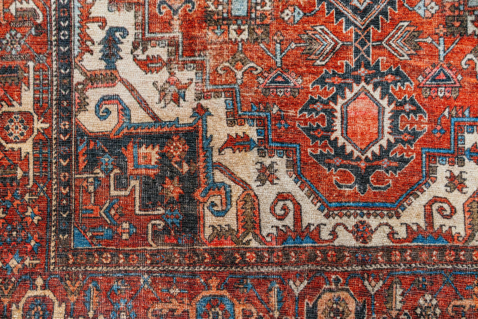 Gdzie położyć dywan w salonie, żeby optycznie powiększył przestrzeń?